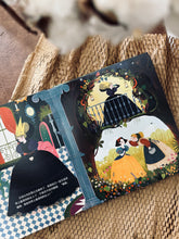 Load image into Gallery viewer, *New* Lift the flaps book (Snow White / Cinderella) 揭秘童话翻翻书:白雪公主/灰姑娘
